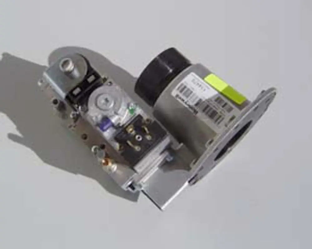 Gasventil mit Venturi-System, montiert auf einer metallischen Basis. Enthält Anschlüsse und Steuermechanismen, erkennbar als Teil eines Remeha-Systems.